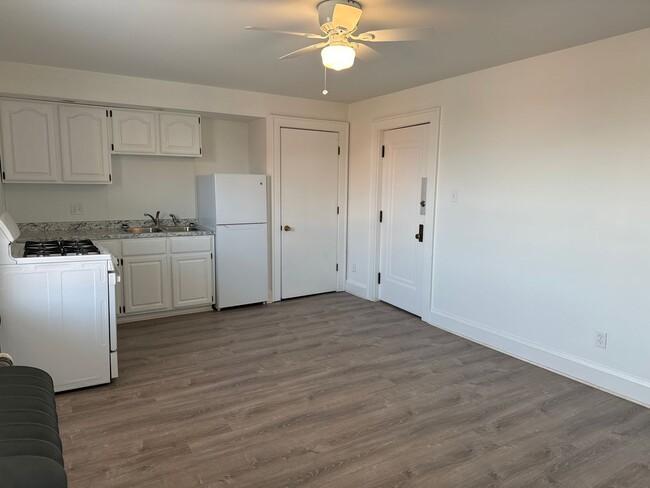 Building Photo - Spacious 1 Bedroom Apartment