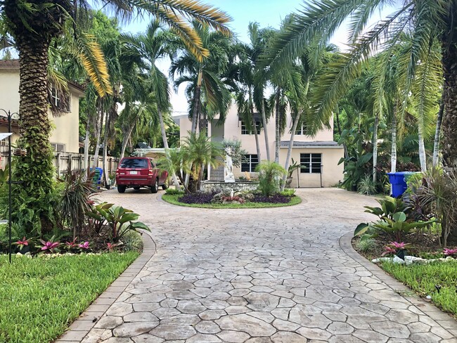 Building Photo - 1736 SW 12th St