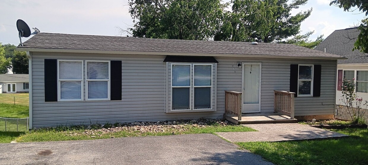Christiansburg, 3 BR / 2 BA, Available Now - Christiansburg, 3 BR / 2 BA, Available Now