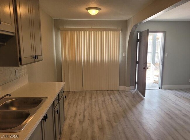 Foto del edificio - 1828 Lewis Ave