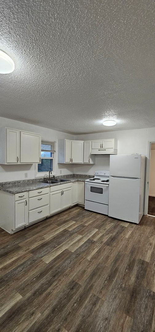 Foto del edificio - Renovated 4 bedroom with full unfinished basement