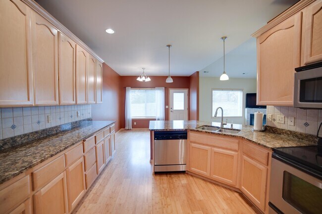 Foto del edificio - Large Single Family Home located near White Bluffs Elementary!