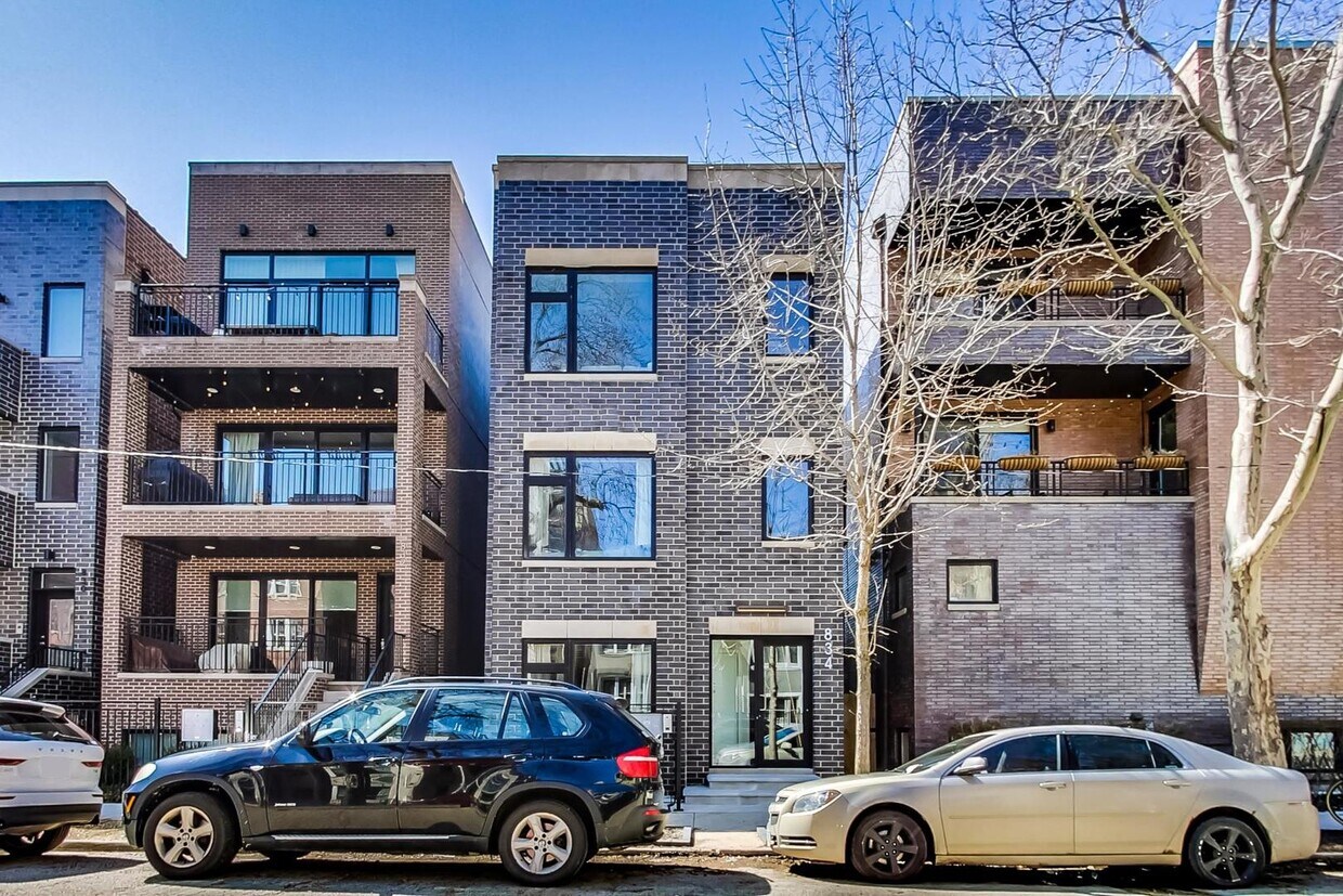 Primary Photo - 834 N Marshfield Ave