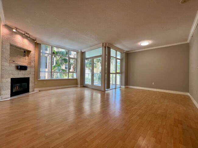 Foto del edificio - STUNNING 2 BED/2 BATH CONDO AVAILABLE IN THE DISCOVERY BUILDING IN CORTEZ HILL!