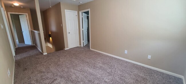 hall room - 2411 Redland Pt