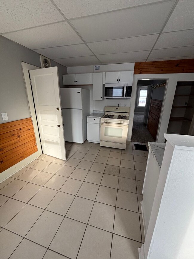 Building Photo - 814 16th St S