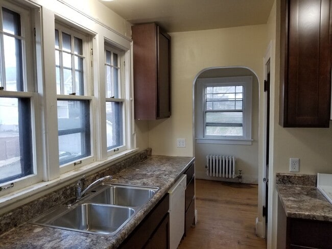 Interior Photo - 2009-2011 University Ave