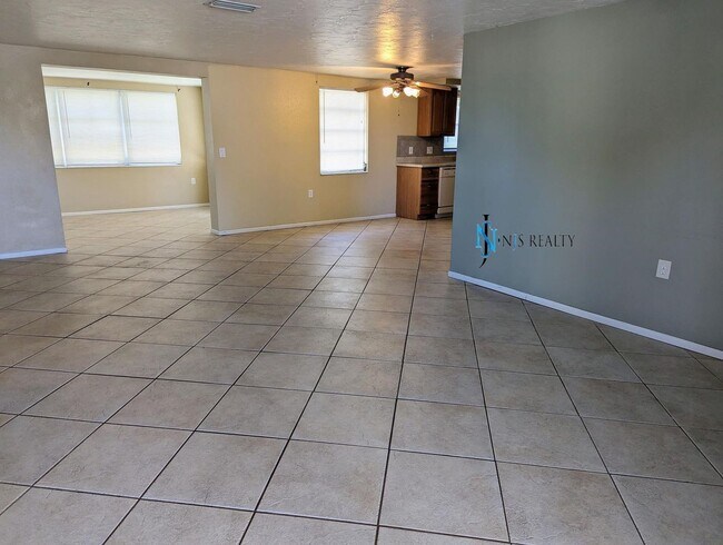 Building Photo - Gorgeous 2/1/1 1100 Sq. Ft. with HUGE kitc...