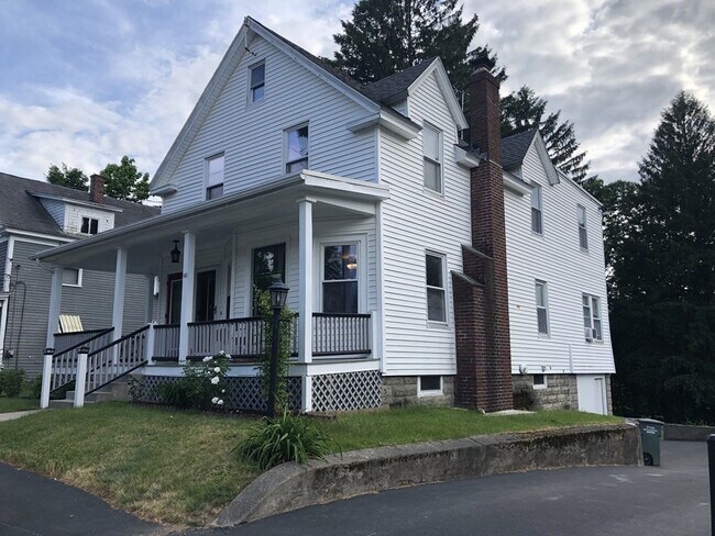 Building Photo - 140 Willow St