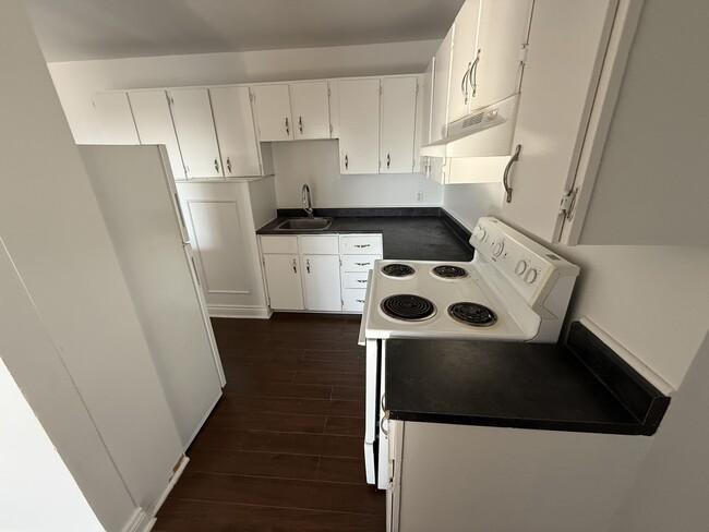 Building Photo - Spacious unit For Rent