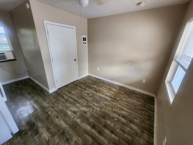 Building Photo - 400 11th St W