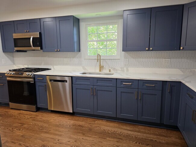 Foto del edificio - "Charming 3-Bedroom Retreat with Finished Basement & Gleaming Hardwood Floors in Pittsburgh!"