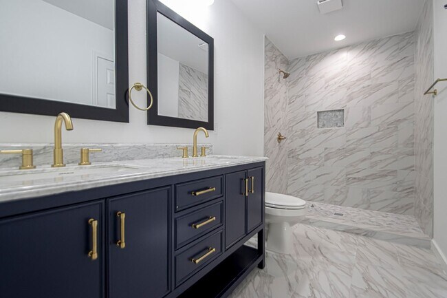 Foto del edificio - Large Open-Concept 4 Bedroom with Stunning Pond Views!