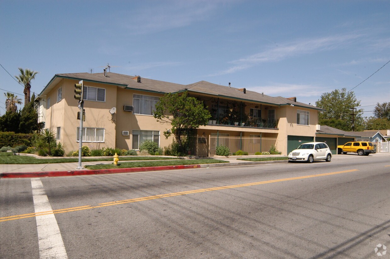 Building Photo - 6805-6815 Bellaire Ave