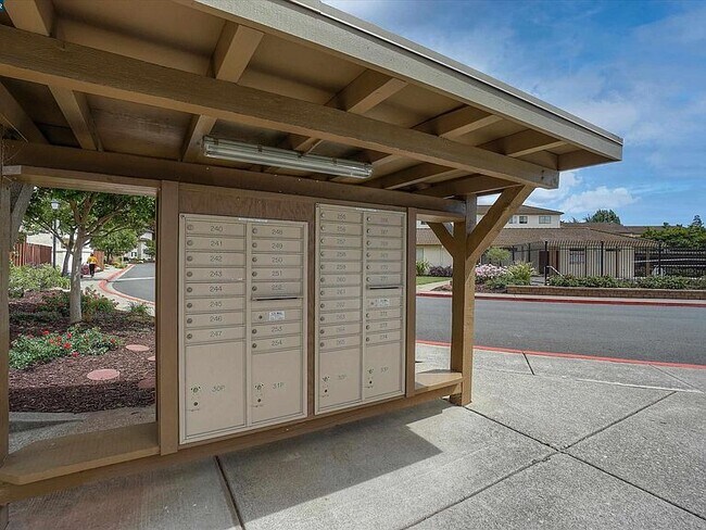 Foto del edificio - 5045 Valley Crest Dr