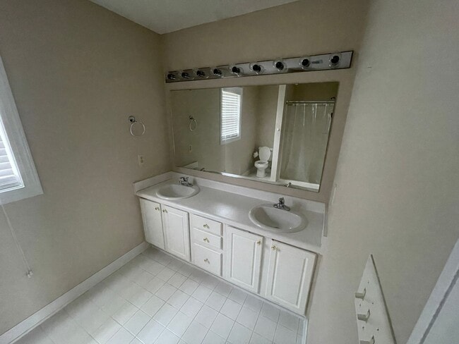 Building Photo - 3 Bedroom 2 Bath Single Family House - Fen...
