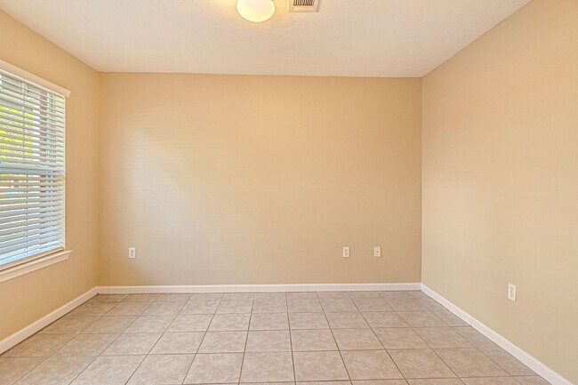 Building Photo - 205 Swaying Pine Ct