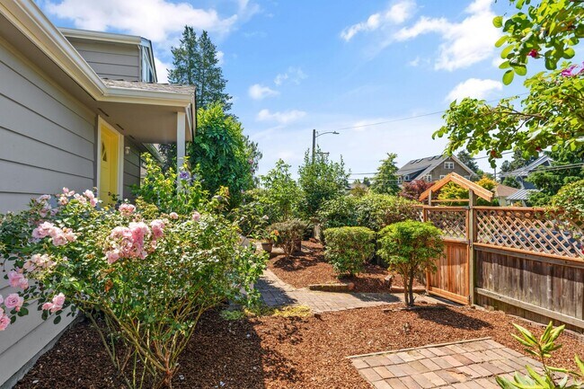 Building Photo - 5126 47th Ave NE