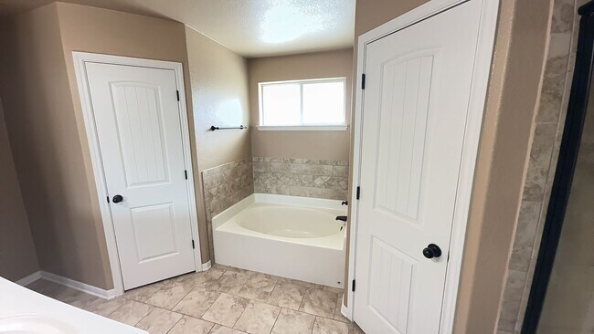 Foto del edificio - 3-bedroom 2-bathroom house!  HOUSING ACCEPTED! MANY ITEMS INCLUDED!