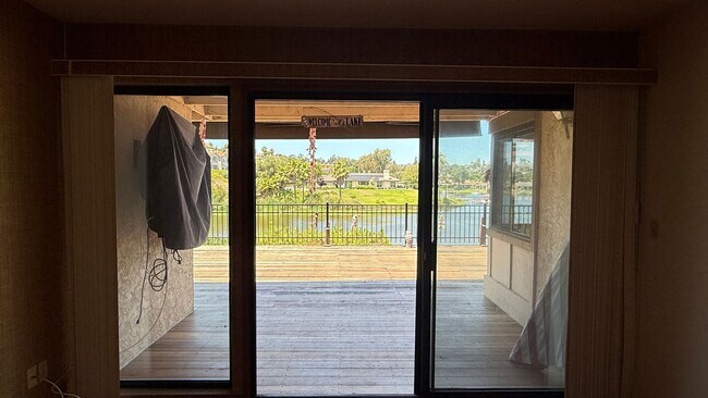 Foto del edificio - Beautiful Waterfront on Lake San Marcos!