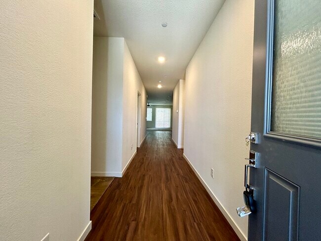 Building Photo - Beautiful Single Story 4 Bedroom SOLAR Hom...