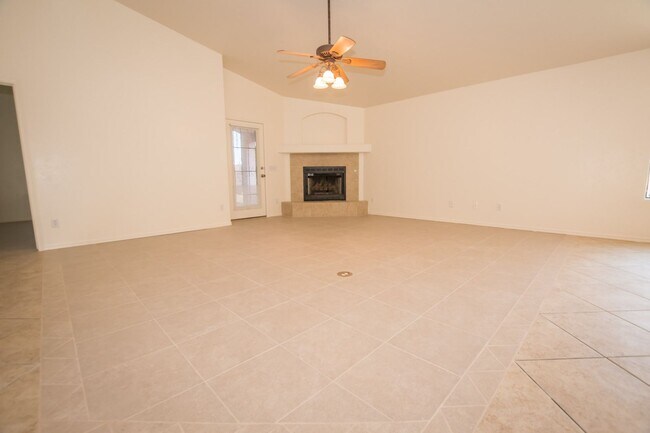 Foto del edificio - Charming 3-bedroom, 2-bathroom Home w/ 2 C...