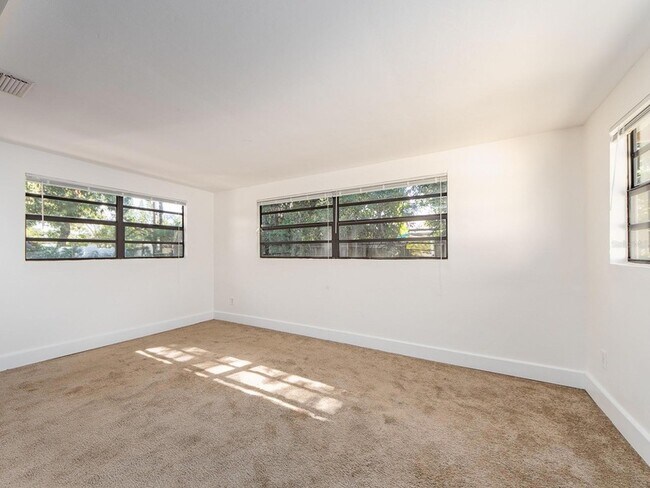 Foto del edificio - 2242 Indian Ave S