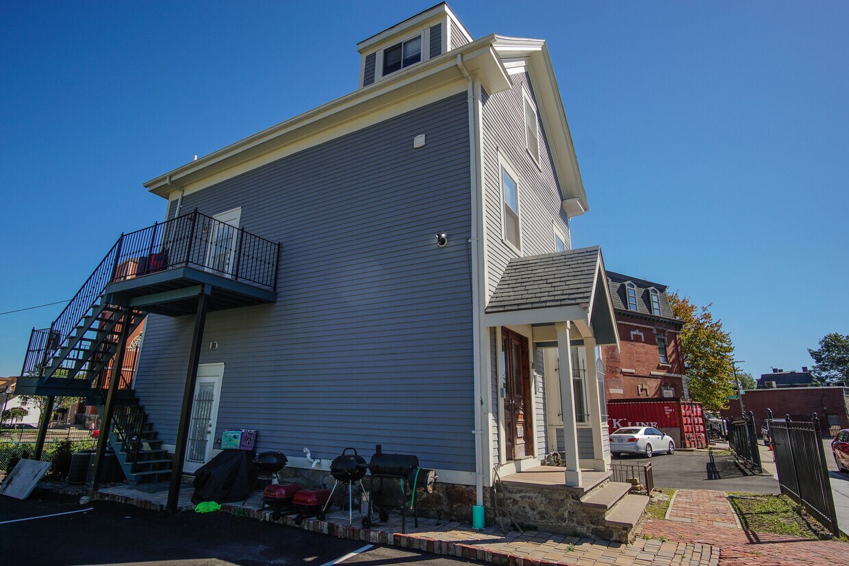 Building Photo - 78 Forest St