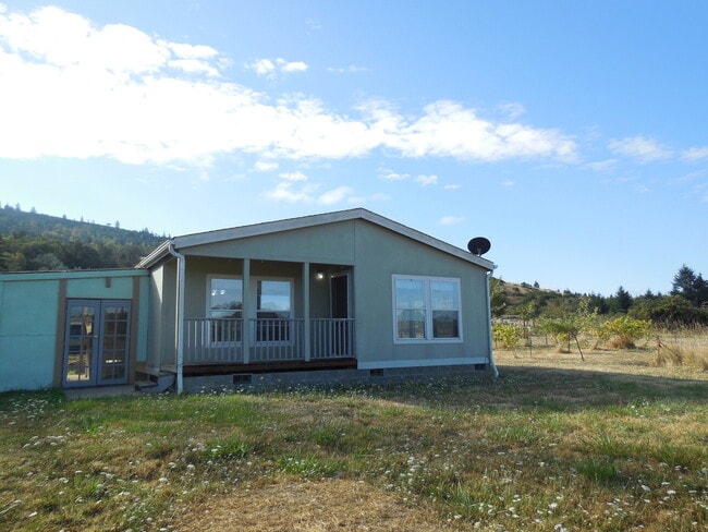 Foto del edificio - 3 Bedroom Home in Country Setting