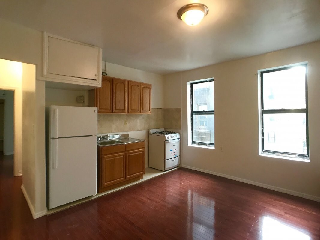 Primary Photo - 540 Manhattan Ave