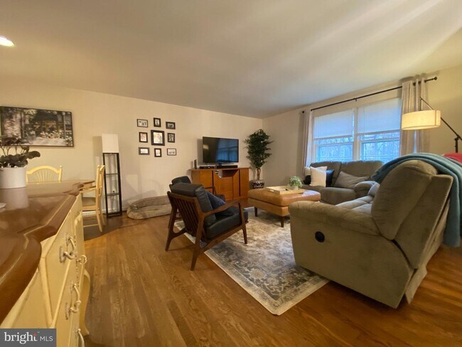 Building Photo - 6142 Bardu Ave