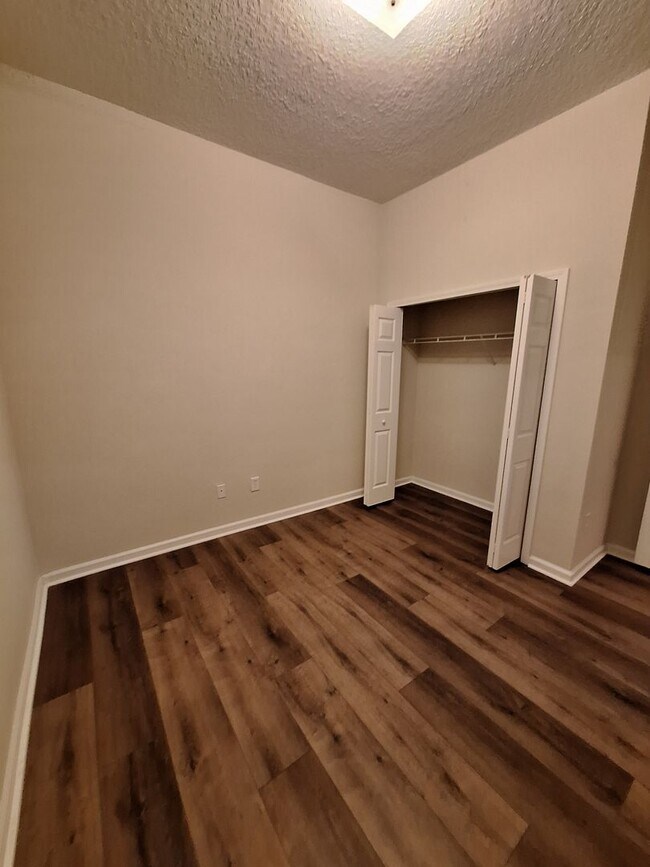 Foto del edificio - 7032 Deer Lodge Cir