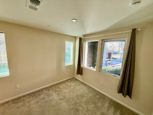 Foto del edificio - 4BD/3.5B Home in Dublin's Boulevard Community, a Stone's Throw Away From Persimmon and Hacienda!