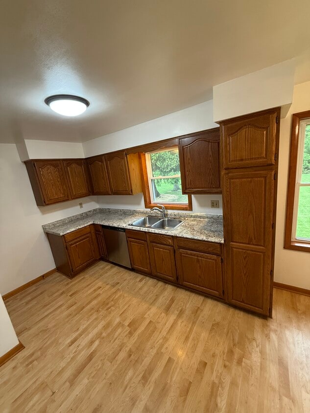 Primary Photo - 2843 W River Rd S