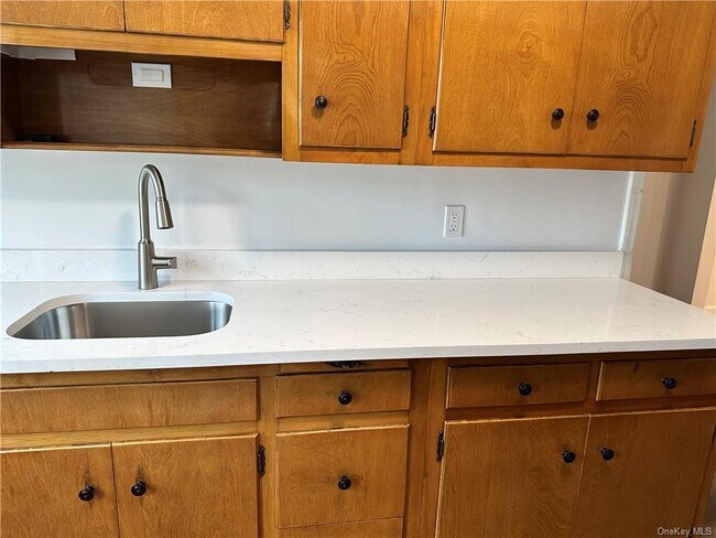 Foto del edificio - 219 Evandale Rd