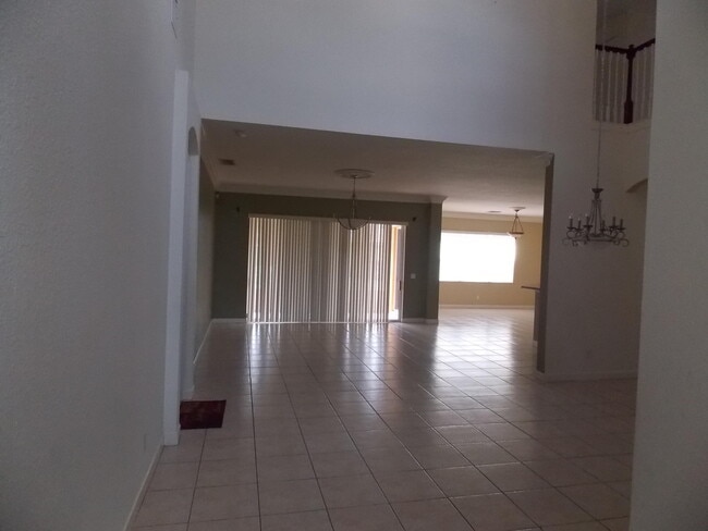 Foto del edificio - 323 NW Sheffield Cir