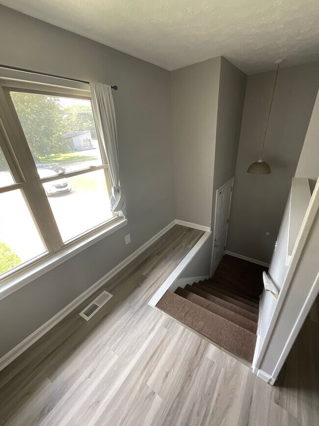 Building Photo - !!!Available August 2025!!! 5 Bedroom 2 Ba...