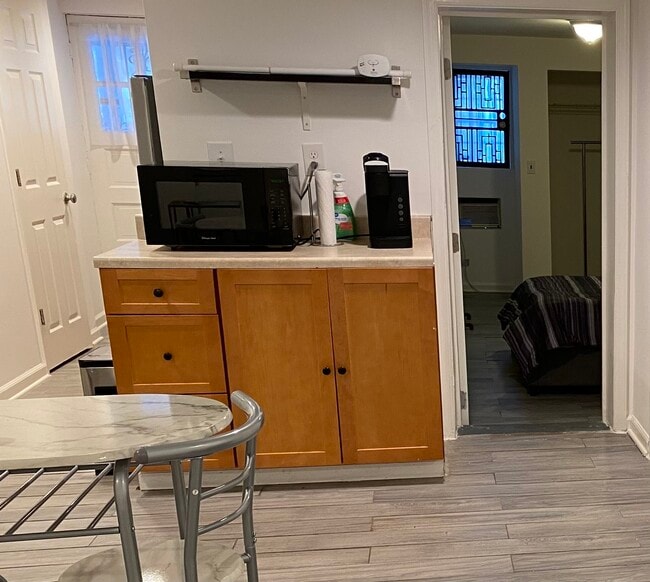 Microondas y estación de café - 4506 Iowa Ave NW
