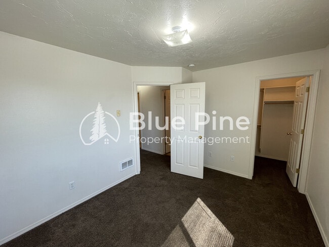 Foto del edificio - 345 S Byron Ave