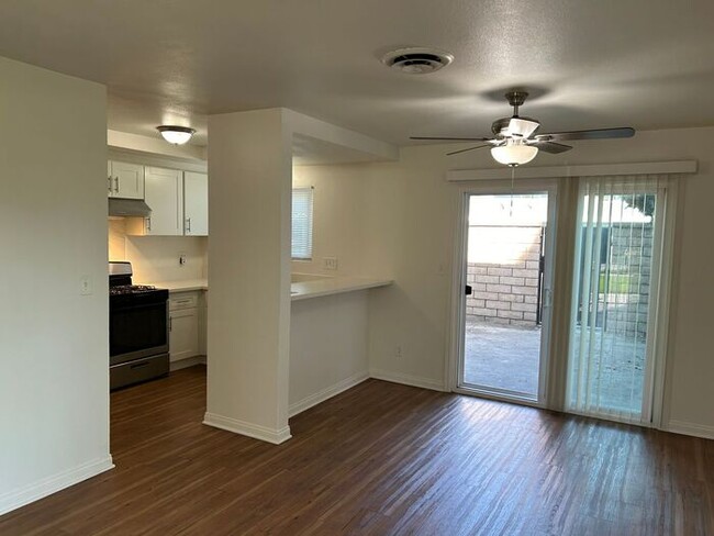 Foto del edificio - REALLY NICE 4BD 1.75BA TOWNHOME FOR LEASE!