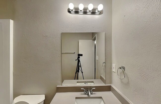 Building Photo - MOVE IN READY