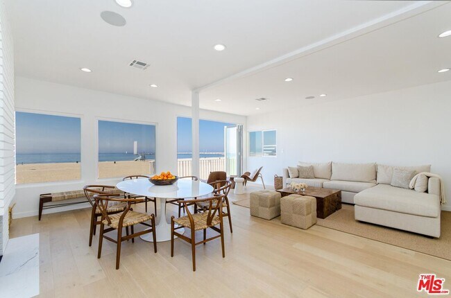Foto del edificio - 6611 Ocean Front Walk
