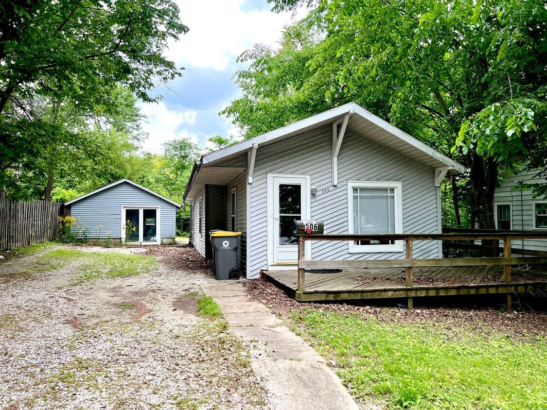 3 BED HOME WITH BACKYARD AND GARAGE House Rental in Bloomington, IN