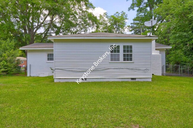 Building Photo - 2700 Bob O Link Dr