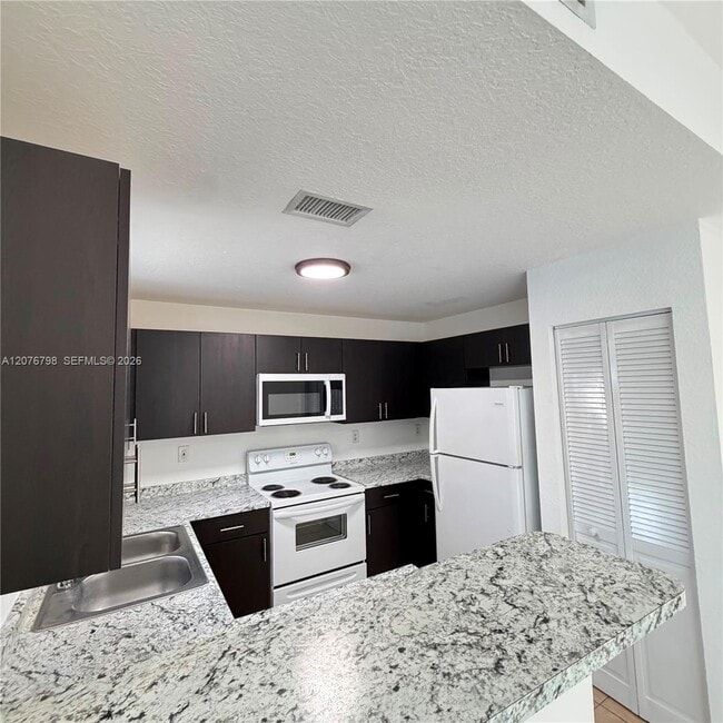 Building Photo - 923 SE 16th Ct