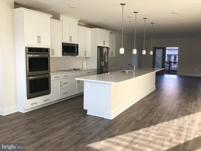 Building Photo - 43 Silverway Dr