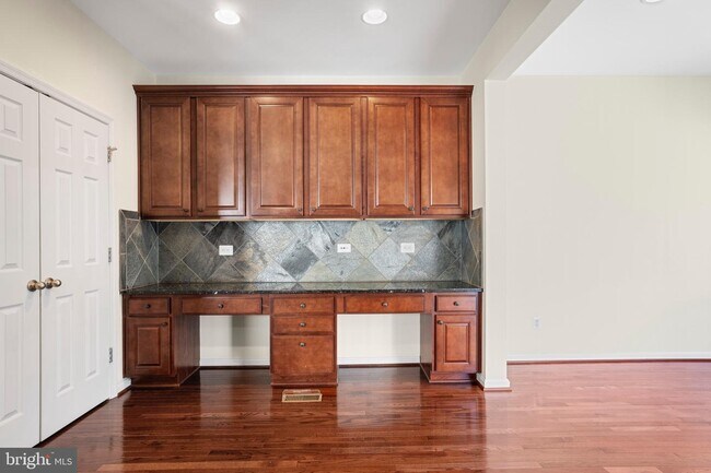 Building Photo - 255 Mohegan Dr