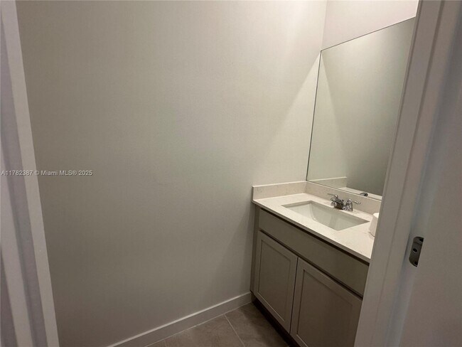 Building Photo - 822 SW 11th Ter