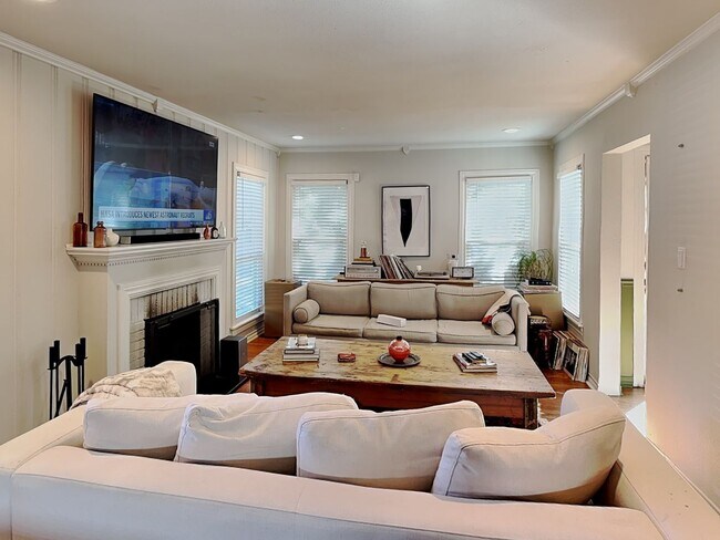 Foto del edificio - Updated & Modern Home Built in 1940's this...
