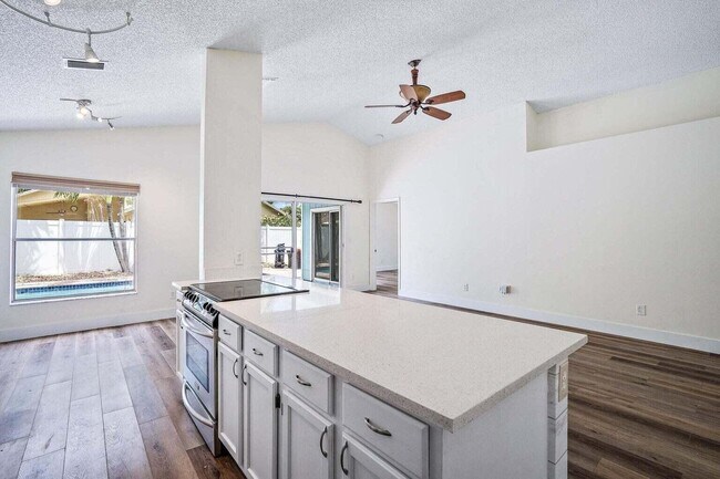 Building Photo - 6321 Pompano St